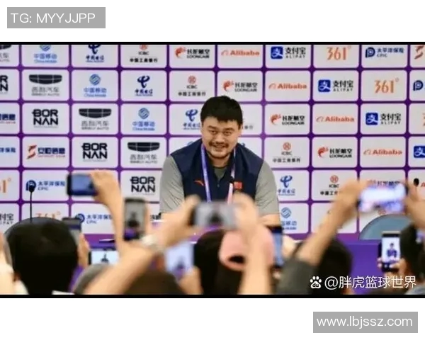 姚明赛后表情引发热议球迷解读背后的情感与压力